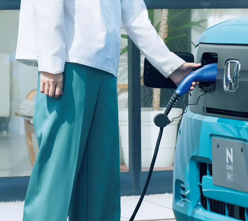 N-ONE e: L ボディーカラーはチアフルグリーン ディーラーオプション(充電ケーブル AC200V/16A ケーブル長15m)装着車