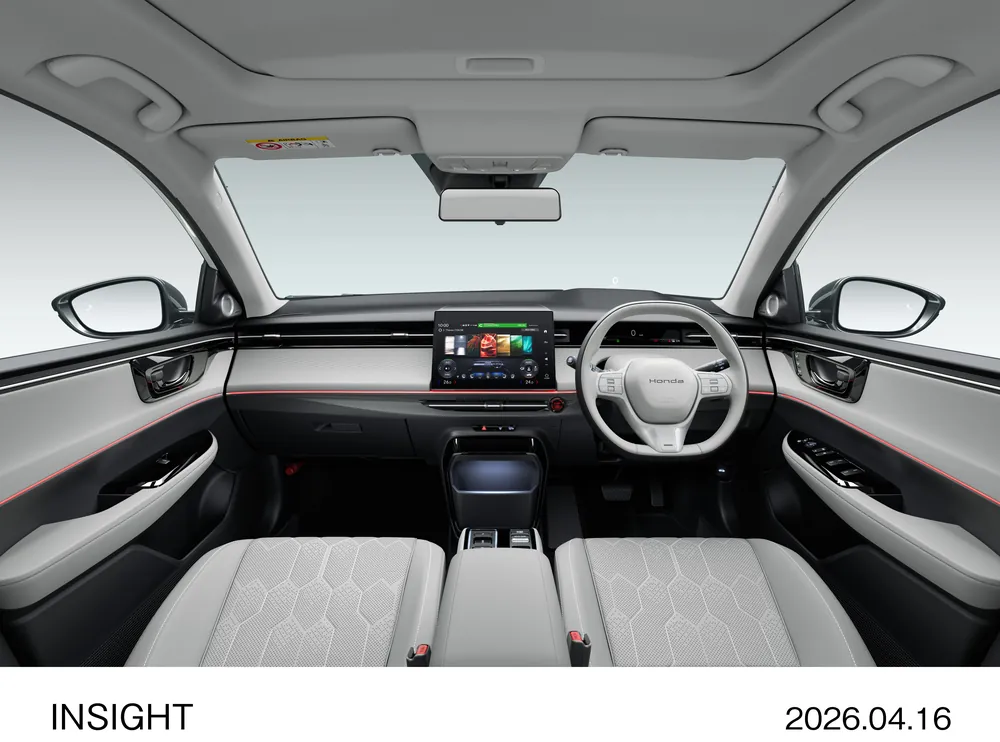 ホンダの新型INSIGHT　前席