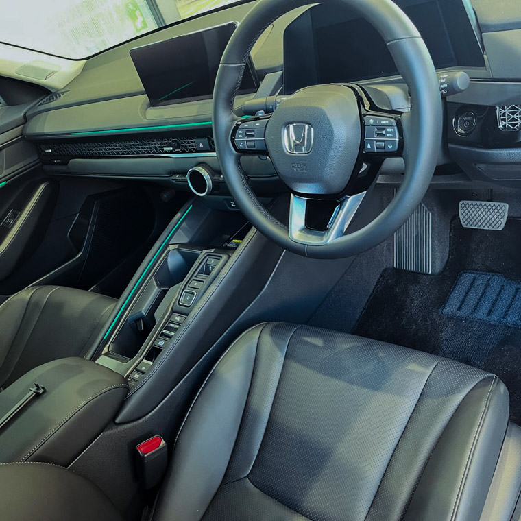 新型アコード　運転席
