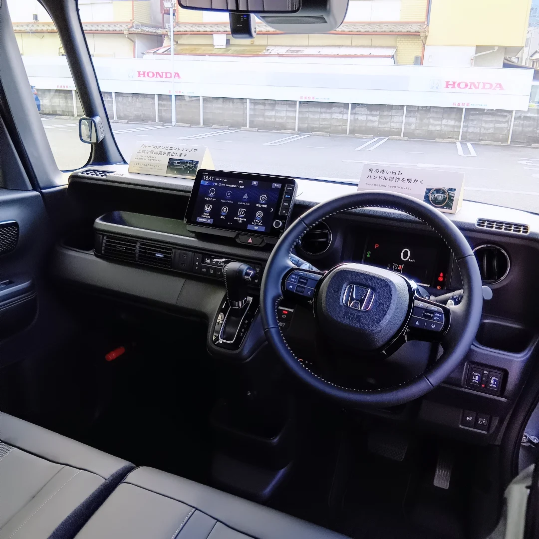 新型N-BOX CUSTOM　運転席