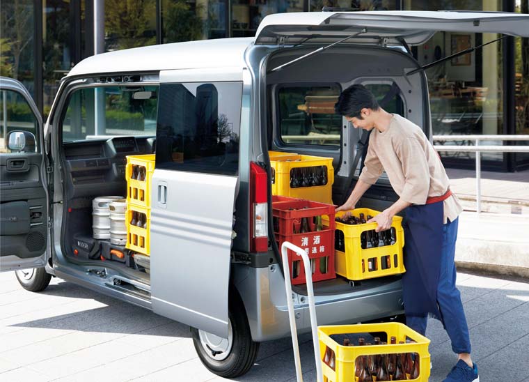 N-VAN Nバン ホンダ　ビールケース運搬風景