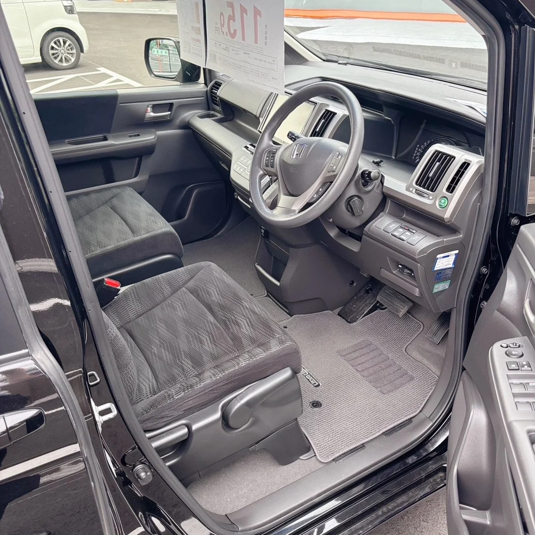 ステップワゴン中古車 クリスタルブラックパール 2014年式 2.3万km