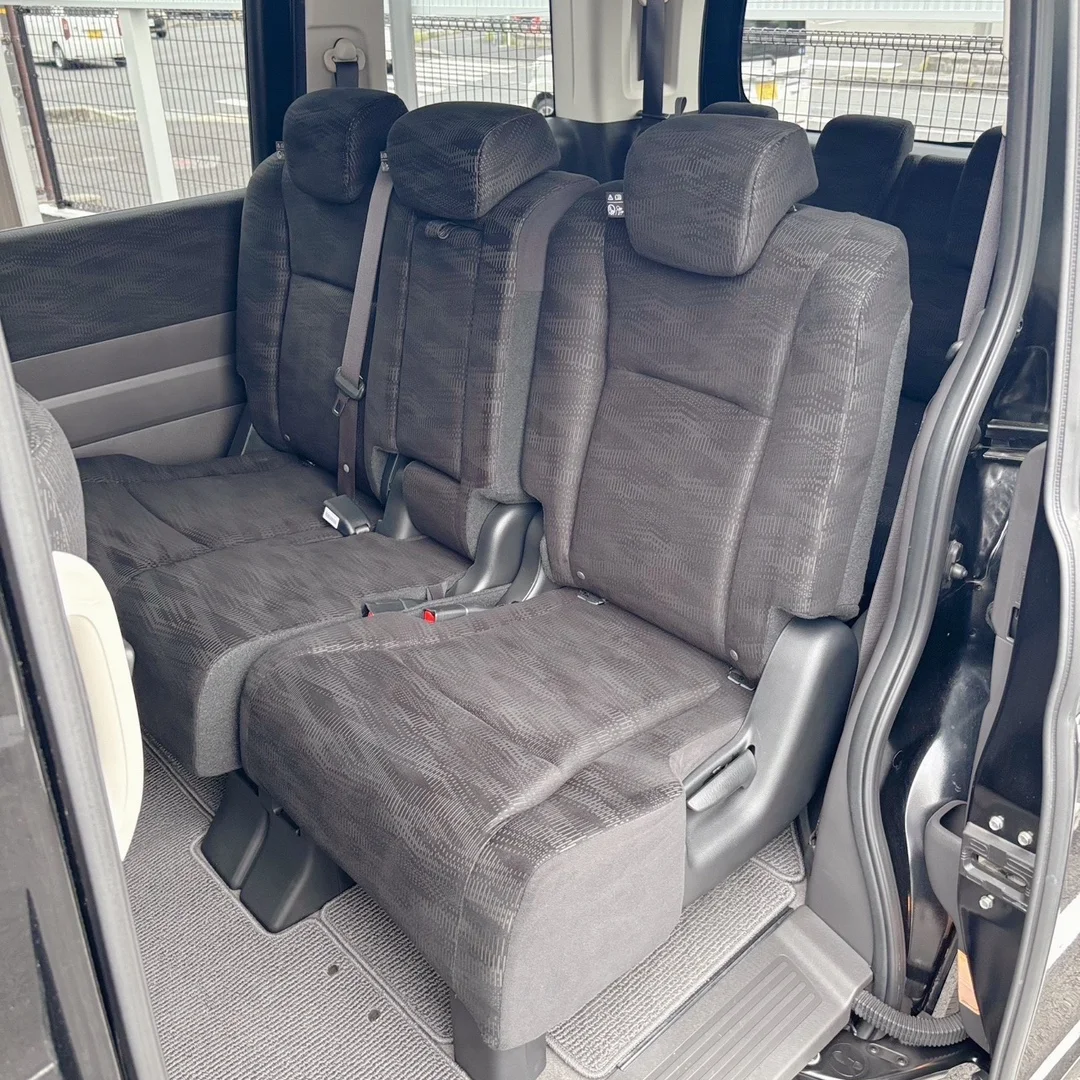 ステップワゴン中古車 クリスタルブラックパール 2014年式 2.3万km