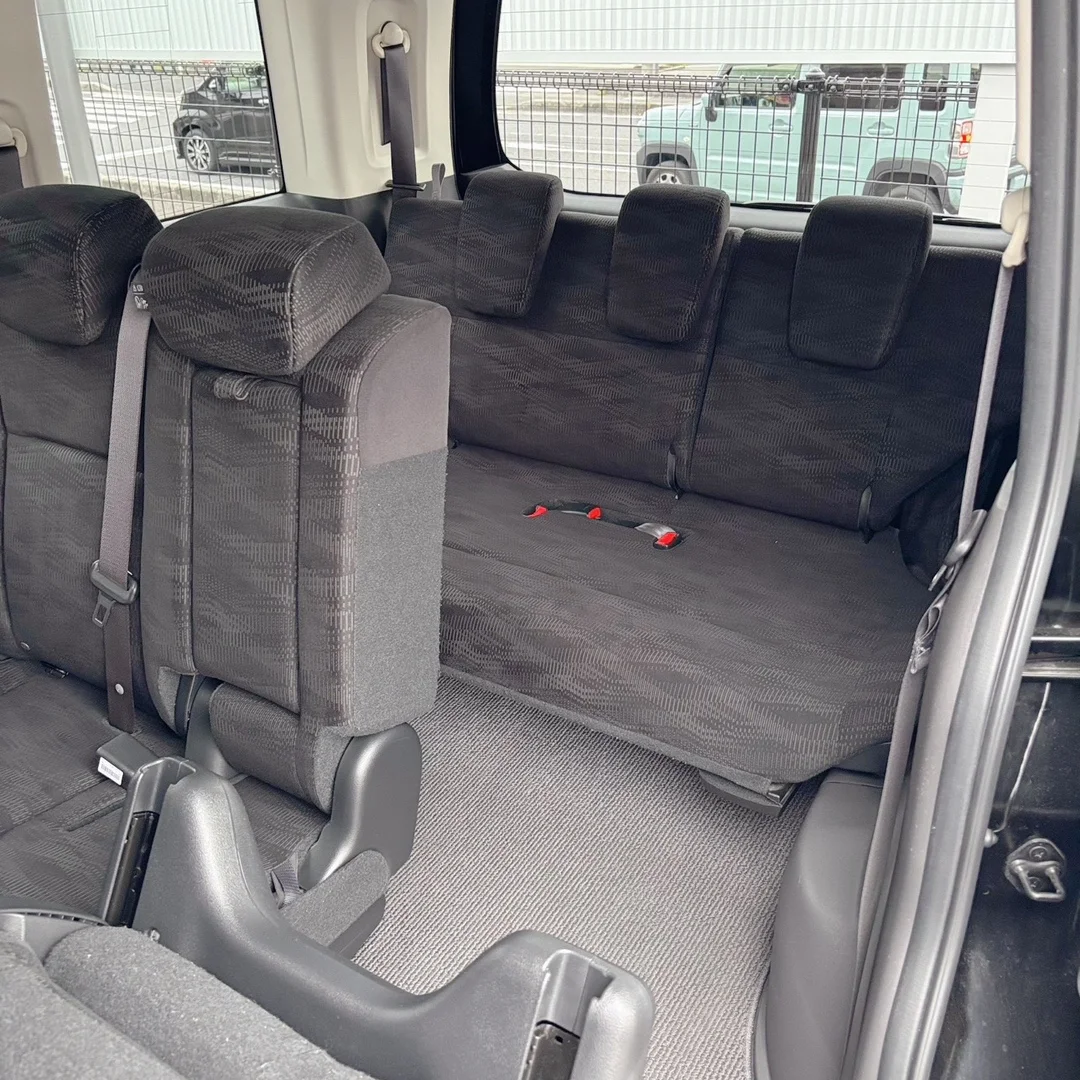 ステップワゴン中古車 クリスタルブラックパール 2014年式 2.3万km